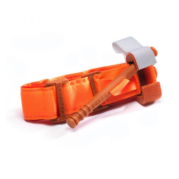 CAT tourniquet Gen7 in oranje, opgerold met windlass