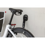 AXA ART 4 anker aan de muur gemonteerd, met een fiets vastgezet aan de ketting