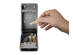 Hand pakt sleutels uit de geopende Master Lock 5481EURD sleutelkluis