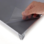 Hand tilt het beschermvel van een aluminium kliklijst op