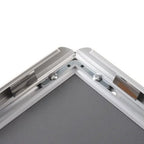 Hoek van een aluminium kliklijst met opengeklapt klikprofiel