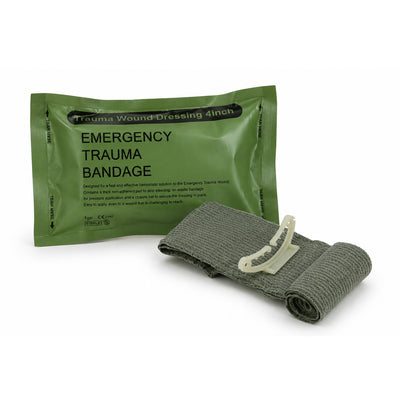 Trauma zwachtel in groene verpakking met opschrift Emergency Trauma Bandage, naast een opgerolde zwachtel